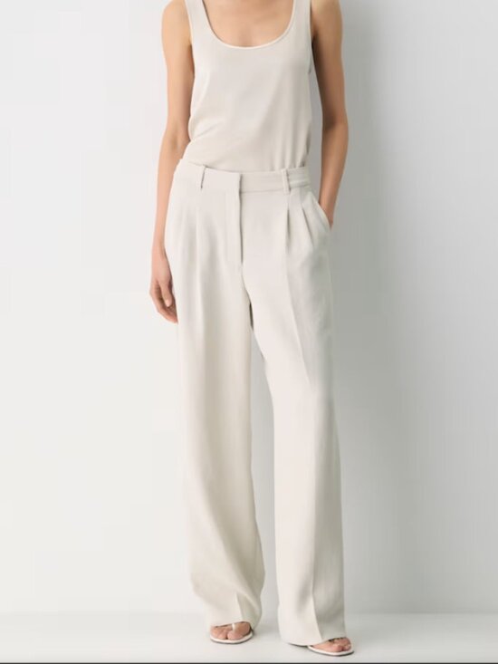 Aritzia Pants - Aritzia Effortless Pant in Light Birch (Size 6)